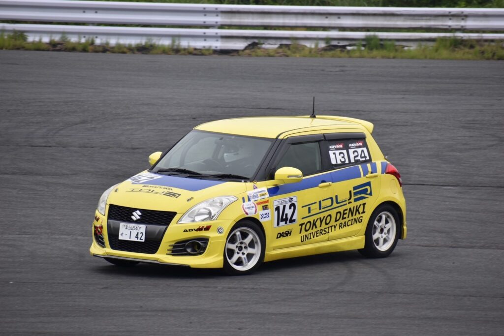 東京電機大学 自動車部の2026年度からジムカーナに参戦するための車両（スズキ スイフトスポーツ）