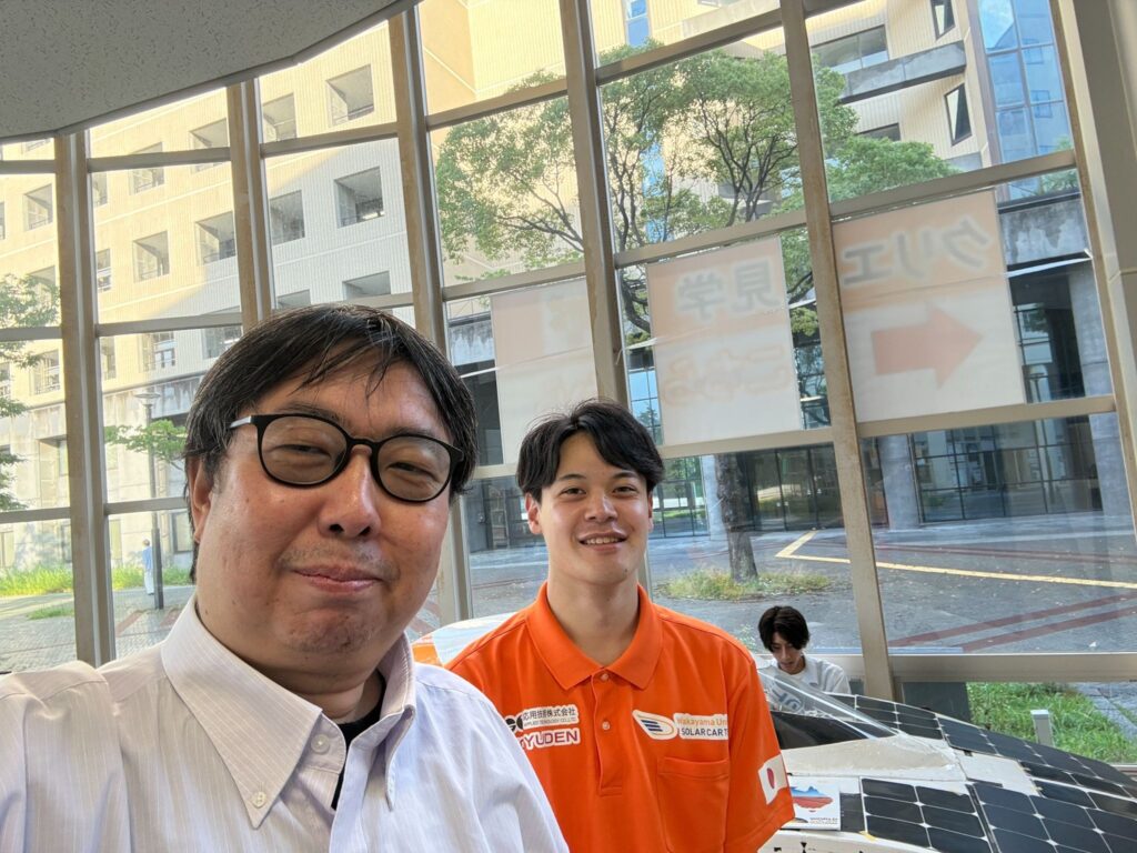 左：和歌山大学学生自主創造支援部門（クリエ） 部門担当教員 西村 竜一、右：和歌山大学ソーラーカープロジェクト代表 山下 将矢